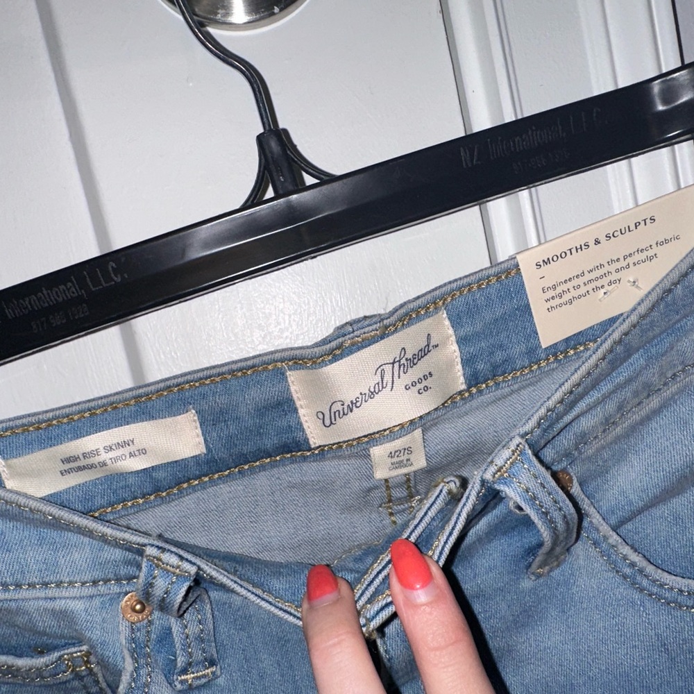 NWT Universal Thread *Sz 4 SHORT* High Rise Skinny Jeans Light Wash - Picture 4 of 6